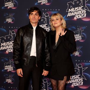 Florian Rossi et sa compagne Louane au photocall de la 25ème cérémonie des "NRJ Music Awards (NMA)" au palais des Festivals et des Congrès de Cannes, France, le 10 novembre 2023. © Dominique Jacovides/Bestimage