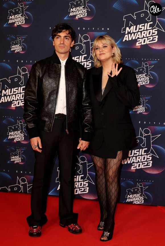 Florian Rossi et sa compagne Louane au photocall de la 25ème cérémonie des "NRJ Music Awards (NMA)" au palais des Festivals et des Congrès de Cannes, France, le 10 novembre 2023. © Dominique Jacovides/Bestimage