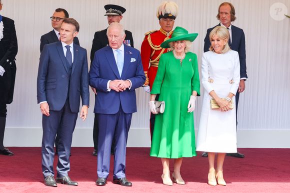 Le roi Charles III d'Angleterre et Camilla Parker Bowles, reine consort d'Angleterre, accueillent le couple présidentiel français le président Emmanuel Macron et sa femme la Première Dame Brigitte Macron sur Datchet road à Windsor, Royaume Uni, le 8 juillet 2025. À l'invitation de Leurs Majestés le roi et la reined'Angleterre, le président français et sa femme effectueront une visite d'État au Royaume-Uni du 8 au 10 juillet 2025. Le président et la Première Dame se rendent au Royaume-Uni pour la première fois en visite d'État française depuis 17 ans. Ils séjourneront au château de Windsor, accueillis par le roi et la reine d'Angleterre, et un banquet y sera organisé en leur honneur. Les Macron visiteront l'Imperial College, et le président s'adressera au Parlement pendant son séjour. © Dominique Jacovides/Bestimage