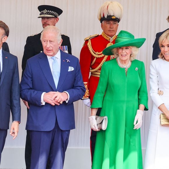 Le roi Charles III d'Angleterre et Camilla Parker Bowles, reine consort d'Angleterre, accueillent le couple présidentiel français le président Emmanuel Macron et sa femme la Première Dame Brigitte Macron sur Datchet road à Windsor, Royaume Uni, le 8 juillet 2025. À l'invitation de Leurs Majestés le roi et la reined'Angleterre, le président français et sa femme effectueront une visite d'État au Royaume-Uni du 8 au 10 juillet 2025. Le président et la Première Dame se rendent au Royaume-Uni pour la première fois en visite d'État française depuis 17 ans. Ils séjourneront au château de Windsor, accueillis par le roi et la reine d'Angleterre, et un banquet y sera organisé en leur honneur. Les Macron visiteront l'Imperial College, et le président s'adressera au Parlement pendant son séjour. © Dominique Jacovides/Bestimage