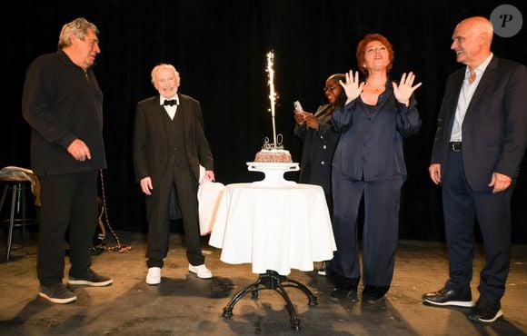 Le doyen de l'humour français a eu droit à un somptueux gâteau d'anniversaire. Et manifestement, la bonne humeur était au rendez-vous. Encore Joyeux anniversaire Popeck !

Popeck, Jean-Pierre Castaldi et Véronique Genest - Anniversaire surprise de Popeck à l'occasion de ses 90 ans sur la scène du théâtre de Passy à Paris le 18 mai 2025. © Coadic Guirec/Bestimage