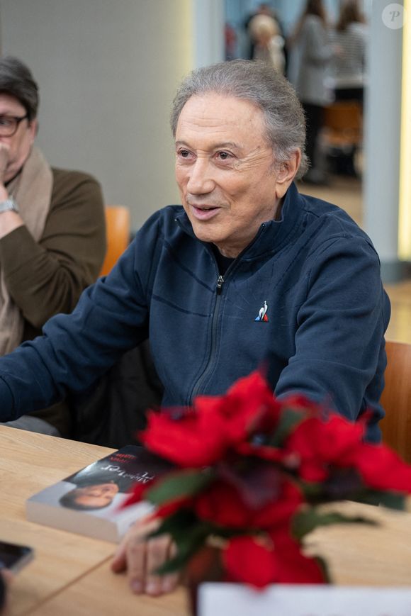 Michel Drucker participe au festival du livre 'Des Livres, Des Artistes' à la Maison de la Chimie le 30 novembre 2024 à Paris, France. Photo par Nasser Berzane/ABACAPRESS.COM