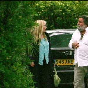 Exclusif – Richard Anthony, sa compagne, Sabine, son ex-épouse, et leur petit-fils Zoltan à Saint-Tropez, le 17 mai 2005.
Saint-Tropez, France.
Bestimage