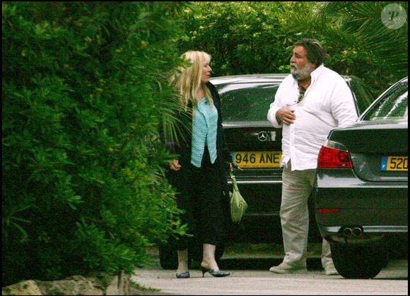 Exclusif – Richard Anthony, sa compagne, Sabine, son ex-épouse, et leur petit-fils Zoltan à Saint-Tropez, le 17 mai 2005.
Saint-Tropez, France.
Bestimage