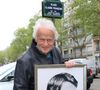 Le 26 janvier 2022, il avait été hospitalisé en urgence, après avoir lourdement chuté dans son appartement, à Paris.

Exclusif - Le chanteur Dave avec le portrait de Claude François, sur la place Claude François à Paris le 15 avril 2024. © Coadic Guirec / Bestimage