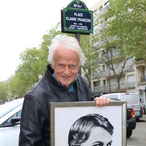 Le 26 janvier 2022, il avait été hospitalisé en urgence, après avoir lourdement chuté dans son appartement, à Paris.

Exclusif - Le chanteur Dave avec le portrait de Claude François, sur la place Claude François à Paris le 15 avril 2024. © Coadic Guirec / Bestimage