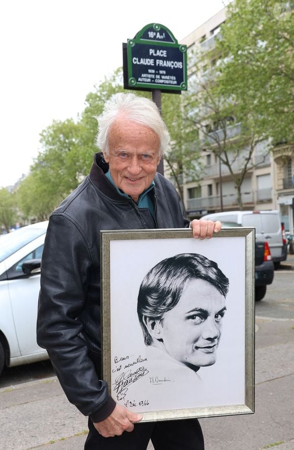 Le 26 janvier 2022, il avait été hospitalisé en urgence, après avoir lourdement chuté dans son appartement, à Paris.

Exclusif - Le chanteur Dave avec le portrait de Claude François, sur la place Claude François à Paris le 15 avril 2024. © Coadic Guirec / Bestimage