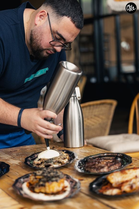 Les assiettes sont généreuses, gourmandes et fidèles à l'univers du finaliste de Top Chef.

Alexy Algar-Denos, finaliste de "Top Chef", propose sa cuisine au restaurant éphémère Cramat'.