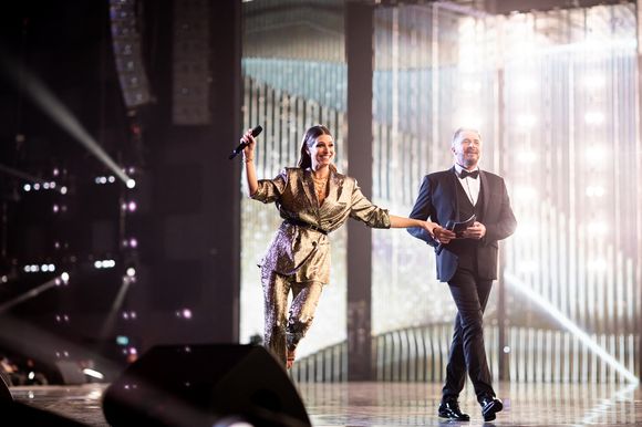 Exclusif - Olivier Minne et Laury Thilleman en backstage lors la 37ème cérémonie des Victoires de la musique à la Seine musicale de Boulogne-Billancourt, le 11 février 2022.
© Tiziano Da Silva / Cyril Moreau / Bestimage