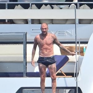 Exclusif - David et Victoria Beckham, avec leur fils Cruz Beckham et sa compagne Jackie Apostel poursuivent leurs vacances sur le yacht Bloody Bay au large de Saint-Tropez, le 6 août 2025. © Agence / Bestimage