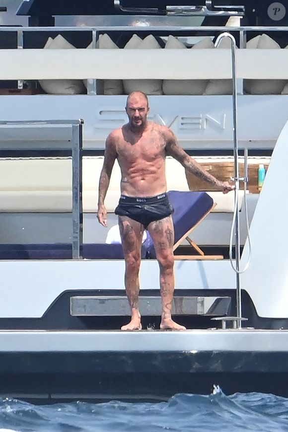 Exclusif - David et Victoria Beckham, avec leur fils Cruz Beckham et sa compagne Jackie Apostel poursuivent leurs vacances sur le yacht Bloody Bay au large de Saint-Tropez, le 6 août 2025. © Agence / Bestimage