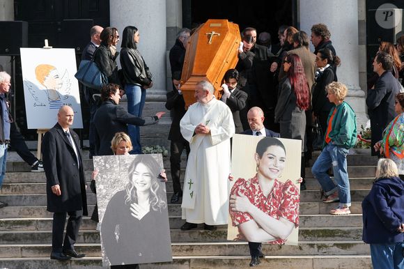 Deux portraits de l'actrice suivis du cercueil de la défunte à la sortie des obsèques d'Emilie Dequenne au cimetière Père Lachaise à Paris, France, le 26 mars 2025. © Cyril Moreau/Bestimage