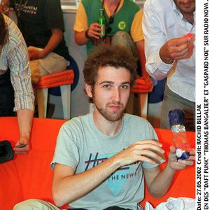 Thomas Bangalter est quant à lui longtemps resté masqué...

Thomas Bangalter à Cannes, en mai 2002. RACHID BELLAK / BESTIMAGE