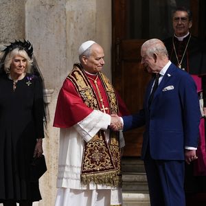Le roi Charles III d'Angleterre et Camilla Parker Bowles, reine consort d'Angleterre, quittent le pape Léon XIV après avoir assisté au service œcuménique dans la chapelle Sixtine au Vatican, le 23 octobre 2025. Photo par PA Photo/ Bestimage