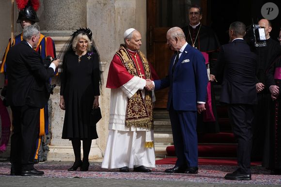 Le roi Charles III d'Angleterre et Camilla Parker Bowles, reine consort d'Angleterre, quittent le pape Léon XIV après avoir assisté au service œcuménique dans la chapelle Sixtine au Vatican, le 23 octobre 2025. Photo par PA Photo/ Bestimage