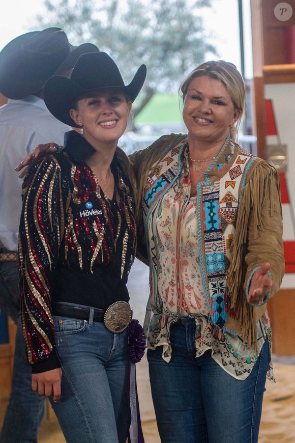 En effet, Corinna Schumacher possède un ranch en Suisse où Gina Schumacher vient de remporter le championnat du monde d'une discipline peu connue : le reining...

Gina Schumacher et Corinna Schumacher lors du championnat du monde de reining Turnier SVAG CS Classic au CS Ranch à Givrins, en Suisse, le 13 juillet 2019. Photo babiradpicture/Famous/Newscom/Abaca