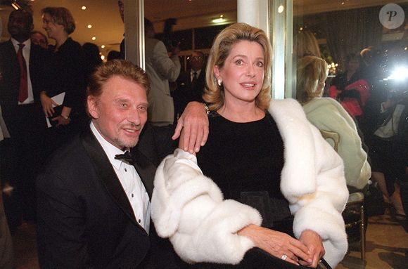 Johnny Hallyday et Catherine Deneuve lors de la soirée Children of Africa à Paris le 21 octobre 1999. © Bestimage