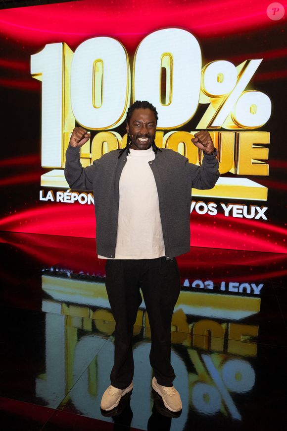 Il s'agit de Noom Diawara, principalement connu pour son rôle de Charles dans la comédie culte "Qu'est-ce qu'on a fait au Bon Dieu ?".

Exclusif - Noom Diawara en backstage de l'enregistrement de l'émission "100% Logique", présentée par C.Féraud et diffusée le 7 mars 2026 sur France 2, à Saint Denis, France, le 26 novembre 2025. © Jeremy Melloul/Bestimage
