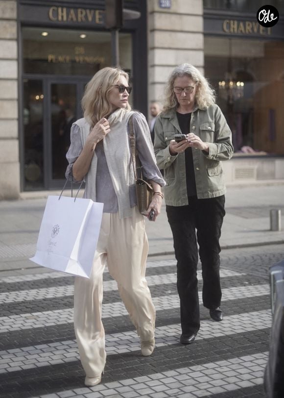 Paris, France – Kate Moss a été aperçue en train de faire du shopping chez Charvet, à Paris, durant la Fashion Week. Elle affichait une allure naturelle et élégante, vêtue d'un pantalon en soie crème, d'un chemisier souple et de lunettes de soleil oversize. Le mannequin portait un sac de luxe tout en cultivant un style soigné, misant sur une palette de tons neutres et une élégance décontractée. Backgrid USA / Bestimage