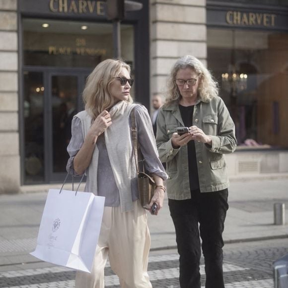 Paris, France – Kate Moss a été aperçue en train de faire du shopping chez Charvet, à Paris, durant la Fashion Week. Elle affichait une allure naturelle et élégante, vêtue d'un pantalon en soie crème, d'un chemisier souple et de lunettes de soleil oversize. Le mannequin portait un sac de luxe tout en cultivant un style soigné, misant sur une palette de tons neutres et une élégance décontractée. Backgrid USA / Bestimage