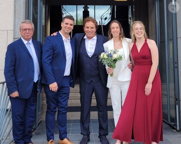 Sur les photos partagées, proches et amis du chanteur affichent de larges sourires.

Mariage de Christian Delagrange et Mélissa Vanwanghe - Septembre 2025