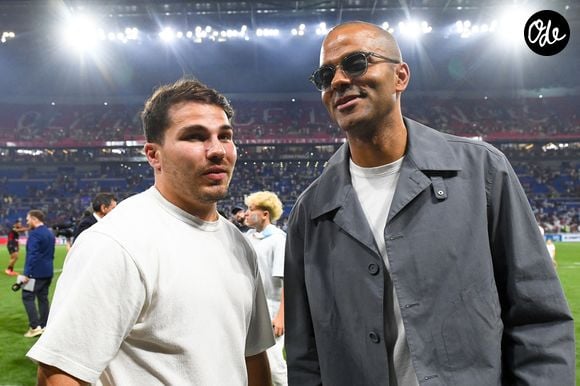Tony Parker et Antoine Dupont, de Toulouse, lors de la demi-finale du Top 14 opposant Toulouse à Bayonne au Groupama Stadium, le 20 juin 2025 à Lyon, en France. Photo de Philippe Lecoeur/FEP/Icon Sport/ABACAPRESS.COM