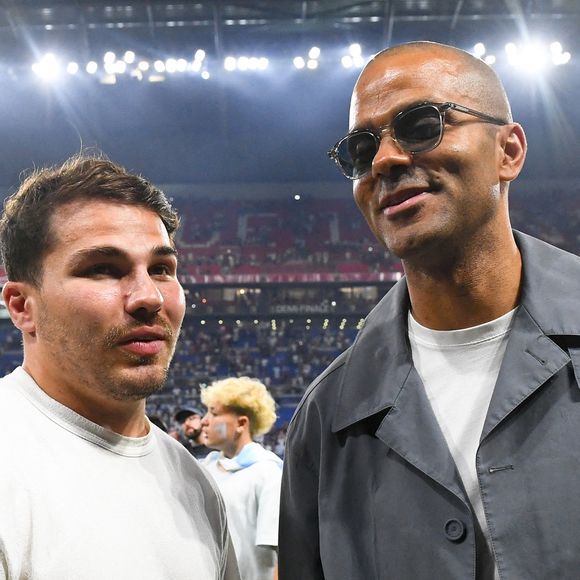 Tony Parker et Antoine Dupont, de Toulouse, lors de la demi-finale du Top 14 opposant Toulouse à Bayonne au Groupama Stadium, le 20 juin 2025 à Lyon, en France. Photo de Philippe Lecoeur/FEP/Icon Sport/ABACAPRESS.COM