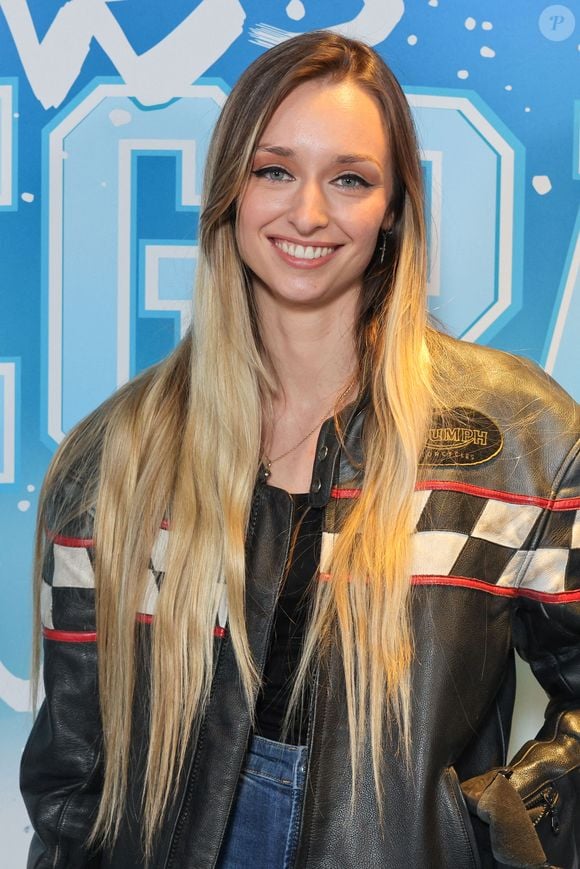 Sa fille, Emma Smet, débute également sur les écrans. Elle a failli tourner avec son père mais le projet a capoté. Emma Smet assiste au photocall de la première de "Les SEGPA Au Ski" qui se tient au Wepler à Paris, France, le 18 décembre 2023. Photo par David Boyer/ABACAPRESS.COM