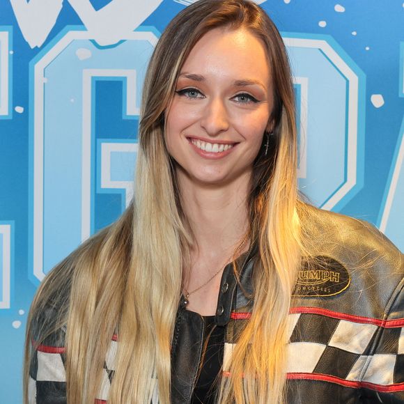 Sa fille, Emma Smet, débute également sur les écrans. Elle a failli tourner avec son père mais le projet a capoté. 

Emma Smet assiste au photocall de la première de "Les SEGPA Au Ski" qui se tient au Wepler à Paris, France, le 18 décembre 2023. Photo par David Boyer/ABACAPRESS.COM