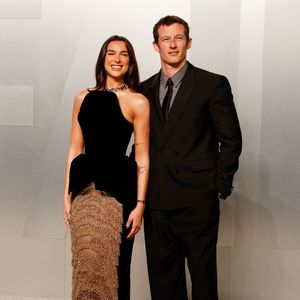 Côté chambres, les jeunes mariés ont séjourné dans une spacieuse suite à la décoration élégante et typiquement toscane,
Los Angeles, Dua Lipa et Callum Turner assistent à la 31ème soirée annuelle des Oscars de Vanity Fair organisée par Mark Guiducci au Los Angeles County Museum of Art (LACMA) à Los Angeles le 15 mars 2026.
Crédit : Backgrid USA / Bestimage