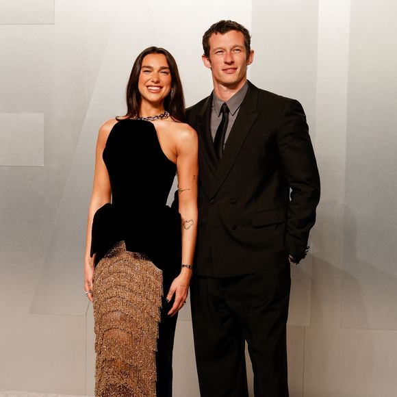 Côté chambres, les jeunes mariés ont séjourné dans une spacieuse suite à la décoration élégante et typiquement toscane,

Los Angeles, Dua Lipa et Callum Turner assistent à la 31ème soirée annuelle des Oscars de Vanity Fair organisée par Mark Guiducci au Los Angeles County Museum of Art (LACMA) à Los Angeles le 15 mars 2026.
Crédit : Backgrid USA / Bestimage