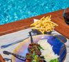 C’est dans une brasserie à Angoulême qu’il a d’abord fait ses armes, avant de se retrouver dans un établissement gastronomique à Poitiers sous les ordres d’un “chef à l’ancienne”.

Le Byblos Beach à Saint-Tropez - Instagram