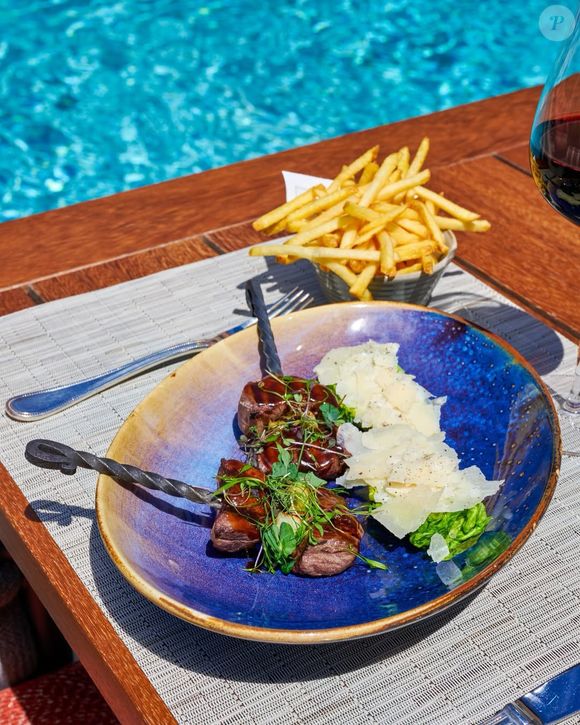 C’est dans une brasserie à Angoulême qu’il a d’abord fait ses armes, avant de se retrouver dans un établissement gastronomique à Poitiers sous les ordres d’un “chef à l’ancienne”.

Le Byblos Beach à Saint-Tropez - Instagram