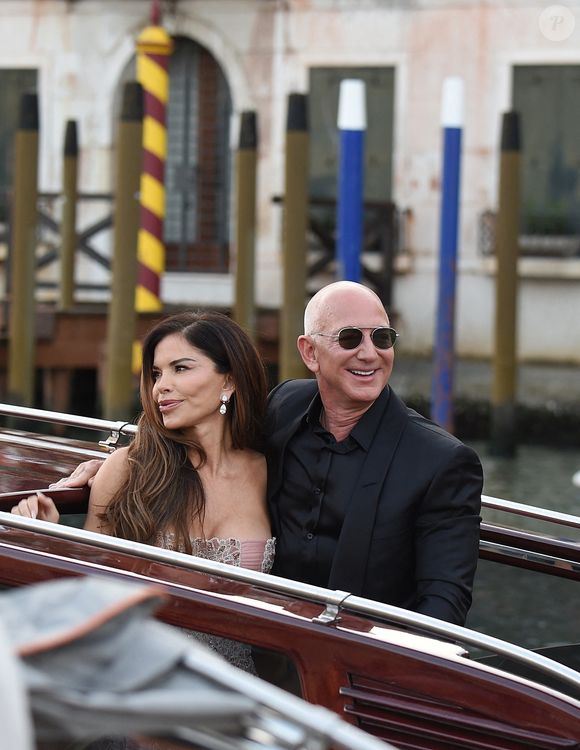 Lauren Sanchez avait prévu pas moins de 27 robes pour son séjour en Italie

Jeff Bezos et sa femme Lauren Sanchez au lendemain de leur cérémonie de mariage à Venise en Italie le samedi 28 juin 2025.
Crédit : Backgrid UK/ Bestimage