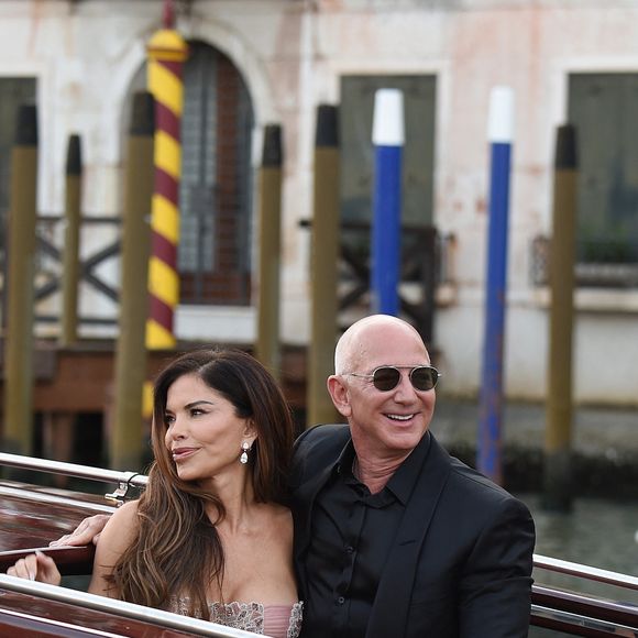 Lauren Sanchez avait prévu pas moins de 27 robes pour son séjour en Italie

Jeff Bezos et sa femme Lauren Sanchez au lendemain de leur cérémonie de mariage à Venise en Italie le samedi 28 juin 2025.
Crédit : Backgrid UK/ Bestimage