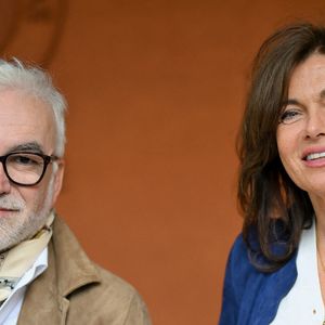 En effet, si le visage de CNews a croisé Catherine Bancarel pour la première fois dans les années 80, il ne partage sa vie que depuis 2015... 

Pascal Praud et Catherine Bancarel assistent à la quatorzième journée de Roland-Garros 2026, le 6 juin 2026 à Paris, en France. Photo de Franck Castel/Abaca