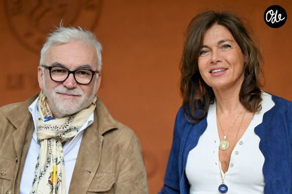 En effet, si le visage de CNews a croisé Catherine Bancarel pour la première fois dans les années 80, il ne partage sa vie que depuis 2015... 

Pascal Praud et Catherine Bancarel assistent à la quatorzième journée de Roland-Garros 2026, le 6 juin 2026 à Paris, en France. Photo de Franck Castel/Abaca