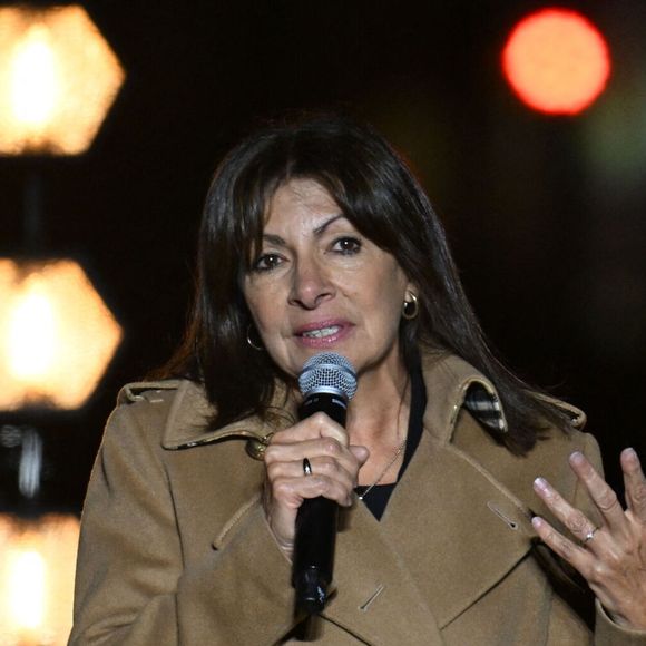 Anne Hidalgo, maire de Paris lors du lancement des illuminations de Noël sur les Champs Elyées à Paris le 16 novembre 2025.

© Lionel Urman / PsnewZ / Bestimage