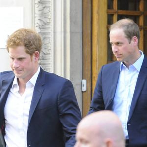 La police a rapidement écarté l’intervention d’un tiers et le décès est considéré comme non suspect, selon les premières constatations. 

Le prince William et le prince Harry rendent visite au Prince Philip, le duc d'Edimbourg a l'hôpital a Londres, le 15 juin 2013. @Express Syndication / Bestimage