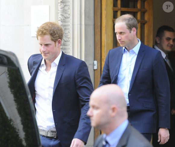 La police a rapidement écarté l’intervention d’un tiers et le décès est considéré comme non suspect, selon les premières constatations. 

Le prince William et le prince Harry rendent visite au Prince Philip, le duc d'Edimbourg a l'hôpital a Londres, le 15 juin 2013. @Express Syndication / Bestimage