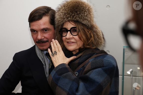 Exclusif - Valérie Lemercier et Elie Top - Vernissage de l'exposition "Liaisons dangereuses & Métamorphoses" du créateur Elie Top à l'occasion de ses 10 ans de création chez Christie's à Paris le 27 janvier 2025. © Denis Guignebourg/BestImage