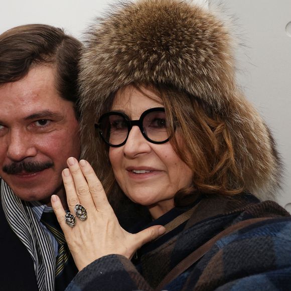 Exclusif - Valérie Lemercier et Elie Top - Vernissage de l'exposition "Liaisons dangereuses & Métamorphoses" du créateur Elie Top à l'occasion de ses 10 ans de création chez Christie's à Paris le 27 janvier 2025. © Denis Guignebourg/BestImage