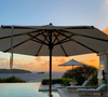 Ou les Caraïbes, dans la somptueuse villa qu'a fait construire la princesse Margaret sur l'île Moustique
Aperçu de la piscine et de la vue de la Villa Les Jolies-Eaux sur l'île Moustique dans l'archipel des Grenadines aux Caraïbes - Instagram Les Jolies Eaux Mustique