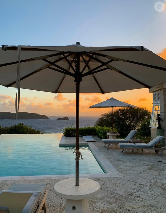 Ou les Caraïbes, dans la somptueuse villa qu'a fait construire la princesse Margaret sur l'île Moustique
Aperçu de la piscine et de la vue de la Villa Les Jolies-Eaux sur l'île Moustique dans l'archipel des Grenadines aux Caraïbes - Instagram Les Jolies Eaux Mustique