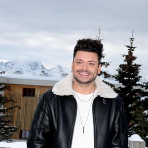 Kev Adams - Photocall du film "Maison de Retraite 2" dans le cadre du 27ème Festival International du Film de Comédie de l'Alpe d'Huez le 16 janvier 2024. © Dominique Jacovides/Bestimage