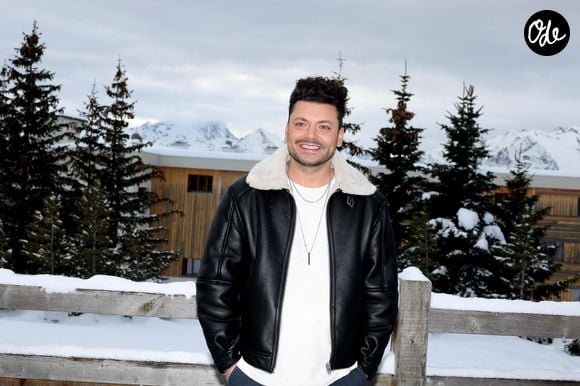 Kev Adams - Photocall du film "Maison de Retraite 2" dans le cadre du 27ème Festival International du Film de Comédie de l'Alpe d'Huez le 16 janvier 2024. © Dominique Jacovides/Bestimage