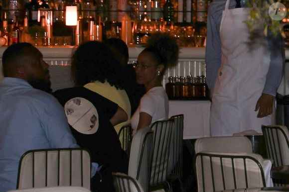 Paris, FRANCE Le footballeur français Kylian Mbappé passe la soirée avec des amis et deux mystérieuses femmes au restaurant Loulou à Paris. La star du football est restée dehors de 21 heures à 1 heure du matin !