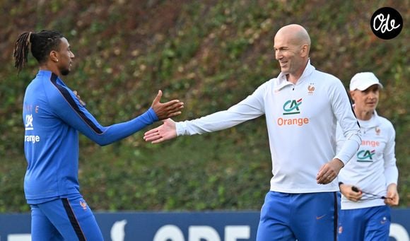 Il a fait appel à une vieille connaissance : le chef italien Roberto Favaro. 

Zinedine Zidane, Michael Olise - Entraînement de l'équipe de France en préparation de la Ligue des nations de l'UEFA 2026 au Centre national de Clairefontaine le 21 septembre 2026. © Christian Liewig/Bestimage