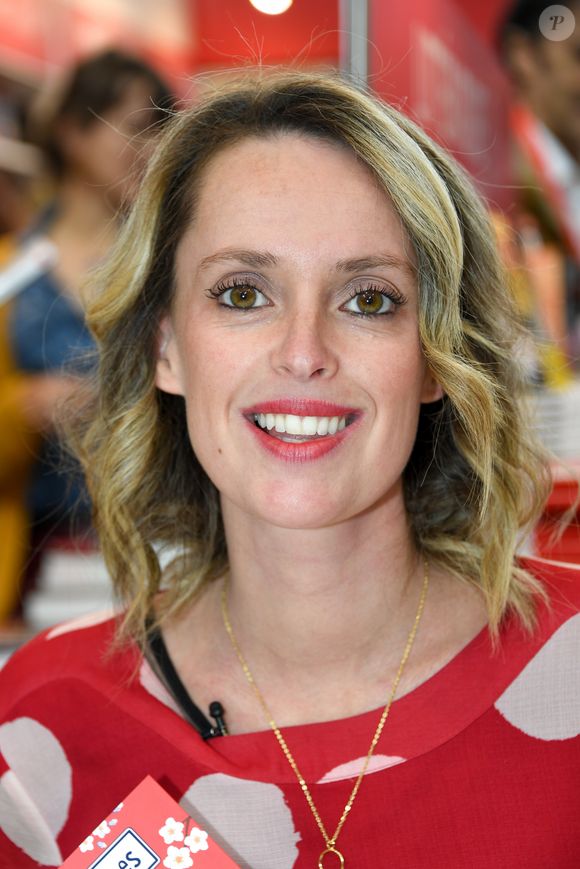 Aurélie Valognes au Salon du Livre de Paris 2019 du 15 au 18 mars 2019 à la Porte de Versailles. Le 16 mars 2019 © Lionel Urman / Bestimage