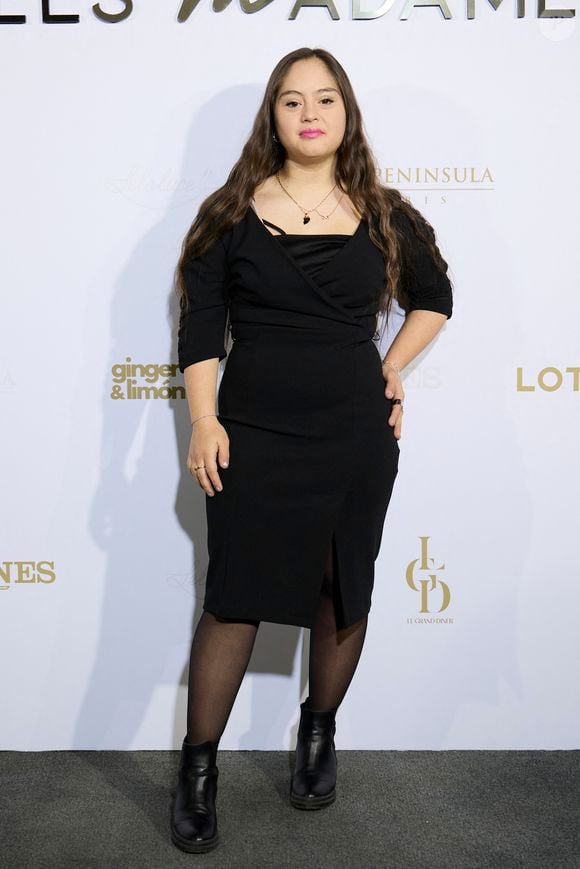 Pas peu fière, l'intéressée à d'ailleurs décroché deux CAP. Malheureusement, durant sa scolarité, l'une de ses anciennes camarades l’a souvent brimée en raison de son handicap.

Mayane-Sarah El Baze - Première édition des Trophées Madame – Le Grand Dîner dans le cadre prestigieux de l'hôtel Peninsula à Paris le 6 mars 2025. © Cyril Moreau/Bestimage